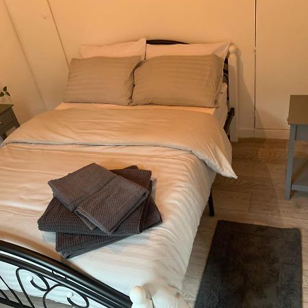Alpha House Bed and Breakfast Londra Esterno foto
