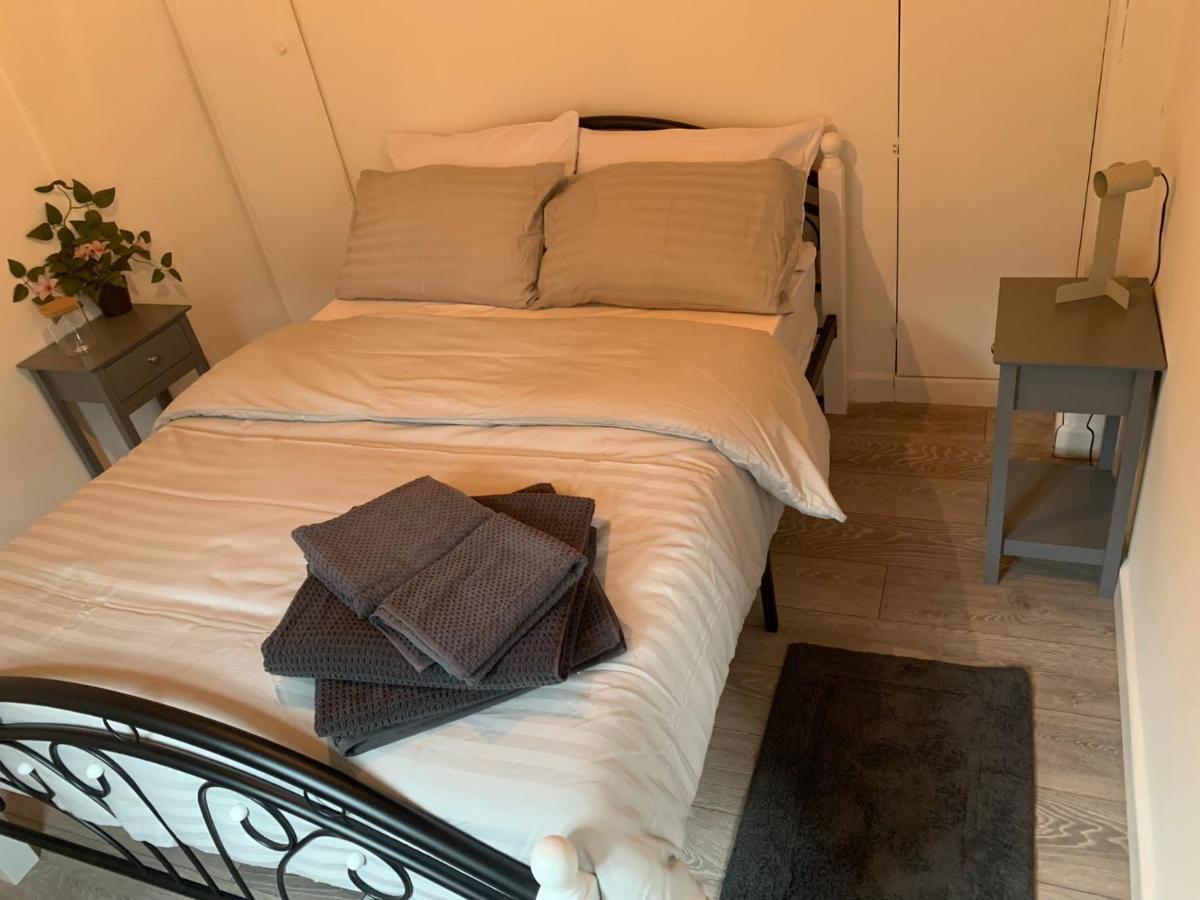 Alpha House Bed and Breakfast Londra Esterno foto