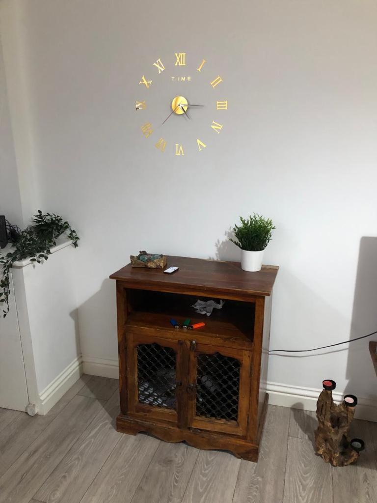 Alpha House Bed and Breakfast Londra Esterno foto