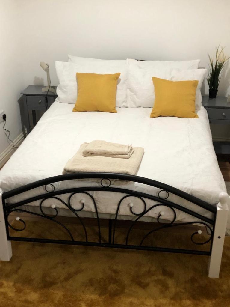Alpha House Bed and Breakfast Londra Esterno foto