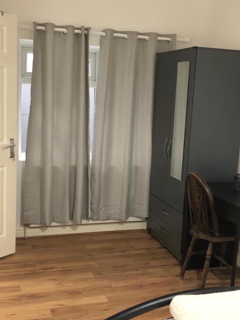Alpha House Bed and Breakfast Londra Esterno foto