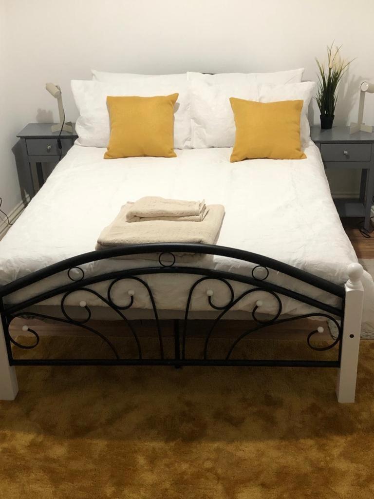 Alpha House Bed and Breakfast Londra Esterno foto