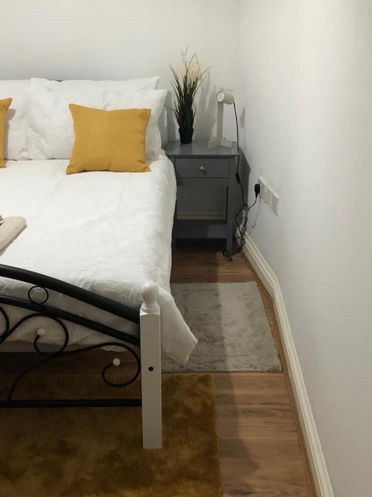 Alpha House Bed and Breakfast Londra Esterno foto
