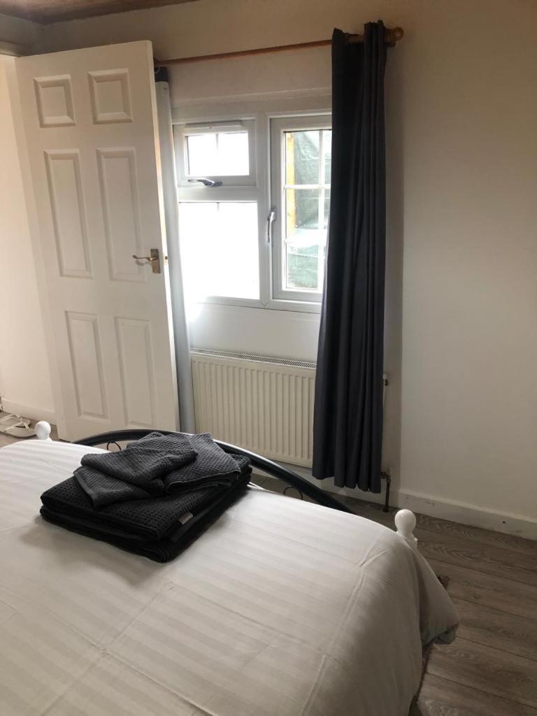 Alpha House Bed and Breakfast Londra Esterno foto