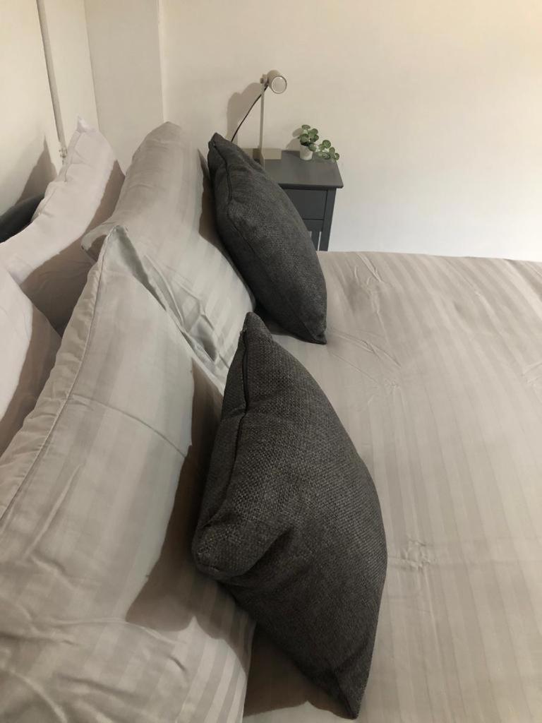 Alpha House Bed and Breakfast Londra Esterno foto